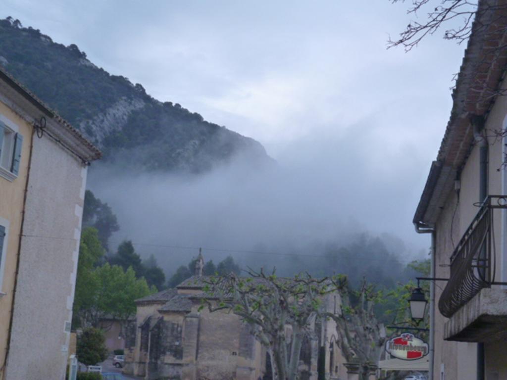 Gite Fa Mille Maison Bleu Robion en Luberon Esterno foto